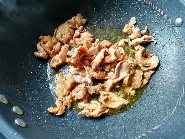 這個家常菜在我家非常受歡迎,皮薄汁多,肉質滑嫩,還能補鈣