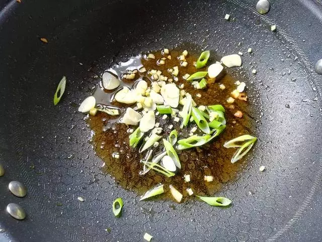 這個家常菜在我家非常受歡迎,皮薄汁多,肉質滑嫩,還能補鈣