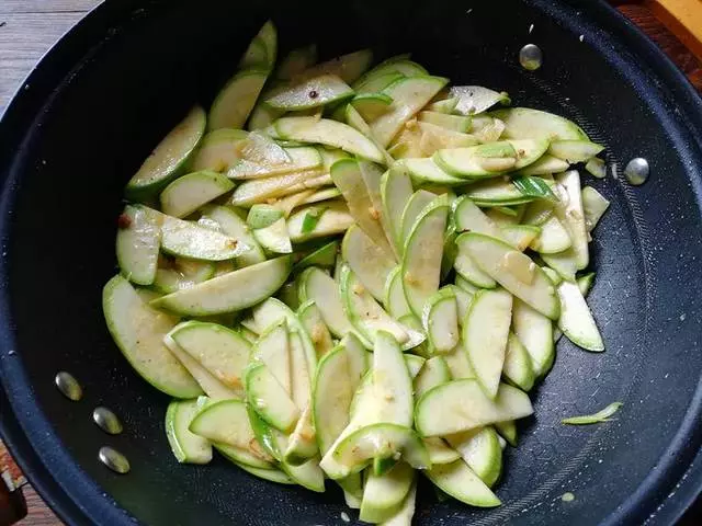 這個家常菜在我家非常受歡迎,皮薄汁多,肉質滑嫩,還能補鈣
