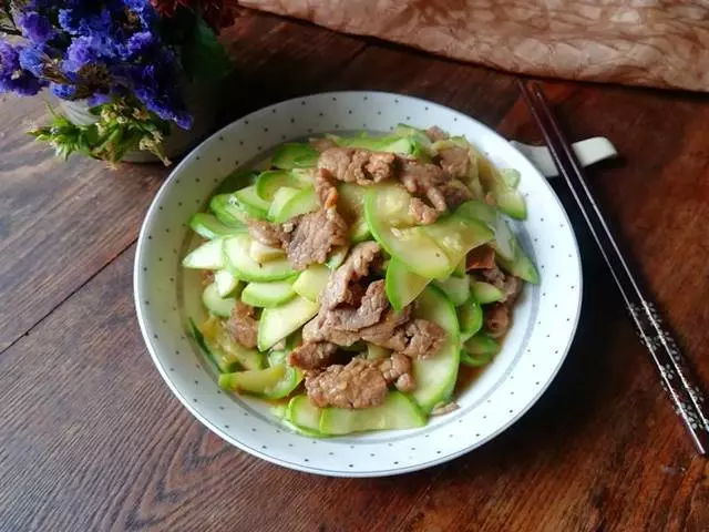 這個家常菜在我家非常受歡迎,皮薄汁多,肉質滑嫩,還能補鈣