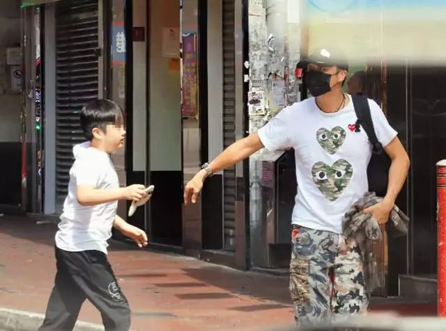 老婆不讓兒子再參加真人秀,吳鎮宇則陪著無憂無慮的兒子逛街~