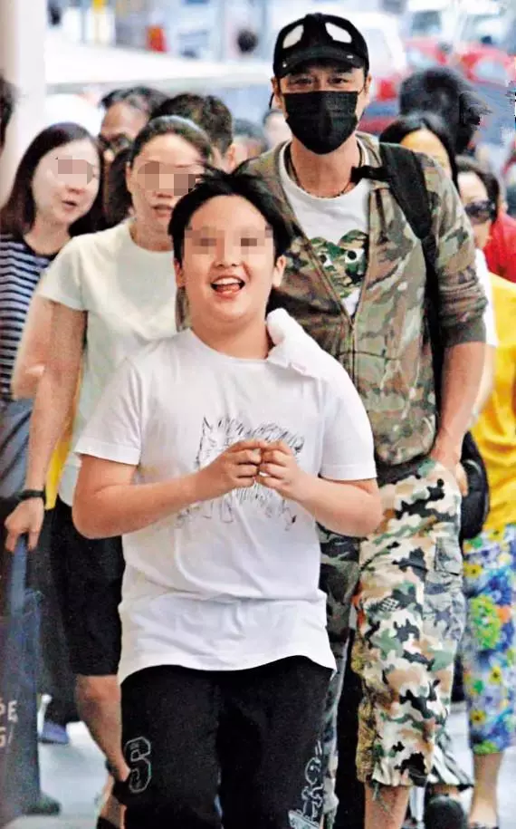 老婆不讓兒子再參加真人秀,吳鎮宇則陪著無憂無慮的兒子逛街~