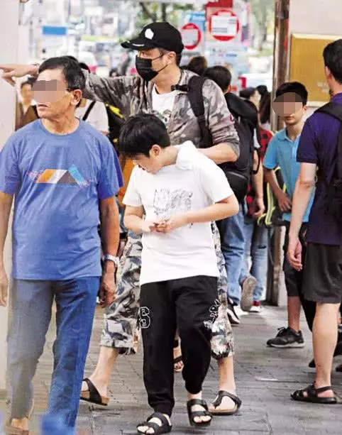 老婆不讓兒子再參加真人秀,吳鎮宇則陪著無憂無慮的兒子逛街~