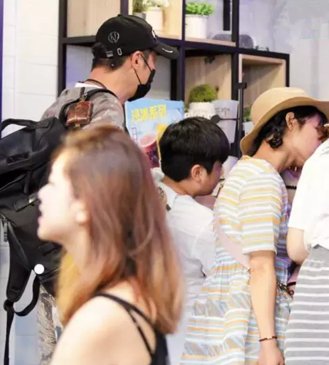 老婆不讓兒子再參加真人秀,吳鎮宇則陪著無憂無慮的兒子逛街~