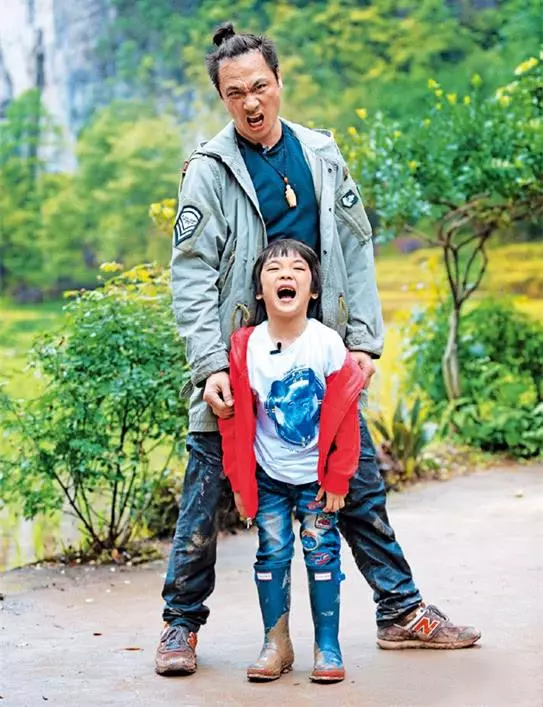 老婆不讓兒子再參加真人秀,吳鎮宇則陪著無憂無慮的兒子逛街~