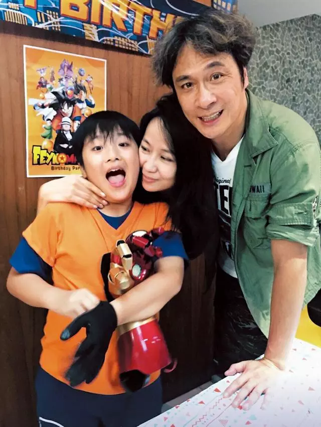 老婆不讓兒子再參加真人秀,吳鎮宇則陪著無憂無慮的兒子逛街~