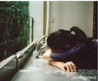 結婚多年卻一直不孕,下班聽到婆婆和小姑子話,我改了銀行卡密碼