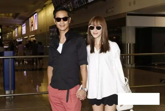 鄭嘉穎婚後攜小22歲愛妻回國,夫妻倆十指緊扣超恩愛!全程拿行李寵妻狂魔已上線~~~