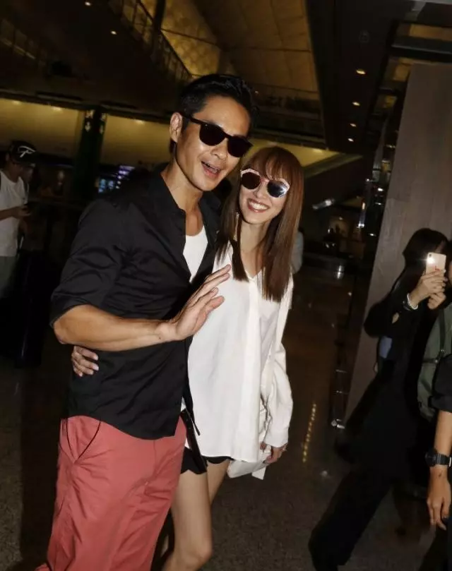 鄭嘉穎婚後攜小22歲愛妻回國,夫妻倆十指緊扣超恩愛!全程拿行李寵妻狂魔已上線~~~