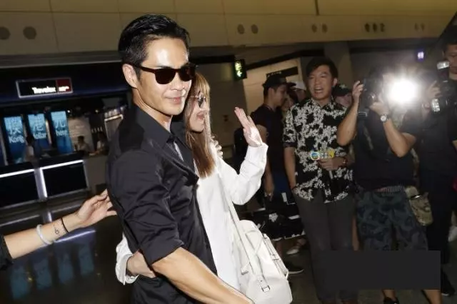 鄭嘉穎婚後攜小22歲愛妻回國,夫妻倆十指緊扣超恩愛!全程拿行李寵妻狂魔已上線~~~