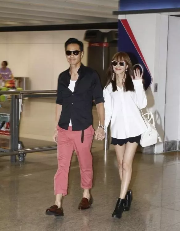 鄭嘉穎婚後攜小22歲愛妻回國,夫妻倆十指緊扣超恩愛!全程拿行李寵妻狂魔已上線~~~