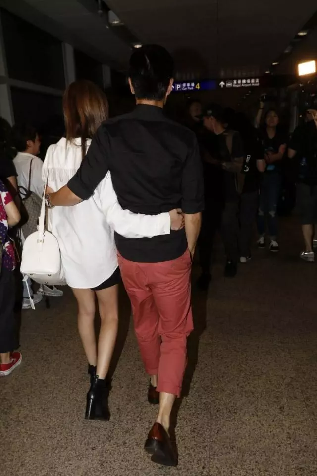鄭嘉穎婚後攜小22歲愛妻回國,夫妻倆十指緊扣超恩愛!全程拿行李寵妻狂魔已上線~~~
