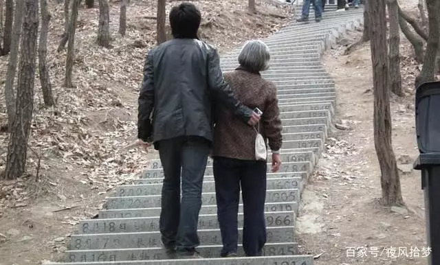 前妻嫁國外不管重病岳母,他賣房救岳母一命,從此以後升職加薪