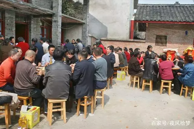 妻子早出晚歸脖子上多條項鍊,丈夫暗地跟隨,知情後抱著她大哭
