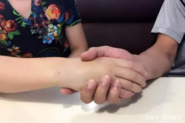 妻子早出晚歸脖子上多條項鍊,丈夫暗地跟隨,知情後抱著她大哭