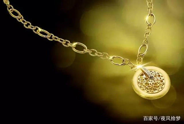妻子早出晚歸脖子上多條項鍊,丈夫暗地跟隨,知情後抱著她大哭