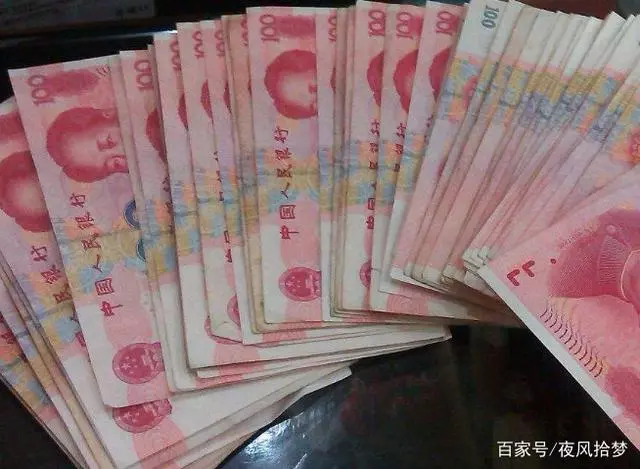 老公走後我和兒子生活,銀行卡里經常多錢,有天我看見個熟悉人影