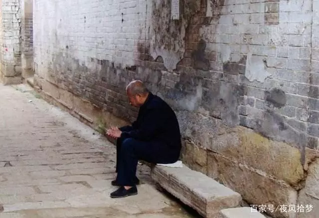 老公走後我和兒子生活,銀行卡里經常多錢,有天我看見個熟悉人影