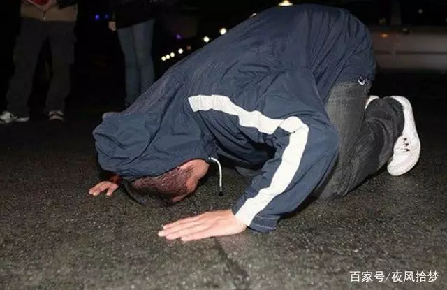 父母走後嬸嬸將他養大,帶女友吃飯見一清潔工,他下跪磕三個響頭