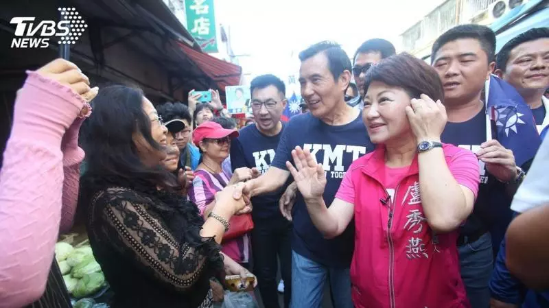 馬英九陪盧秀燕掃街 宣傳三項公投連署