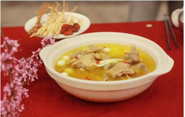 婆婆給我女兒喝雞湯給妯娌兒子喝菜湯,我換了孩子湯後,婆婆瘋了