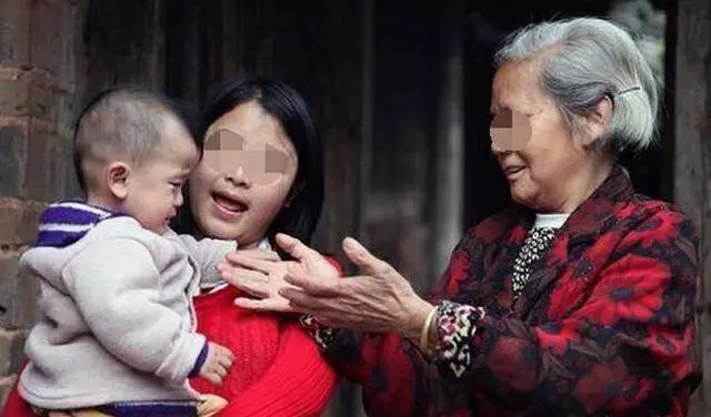 丈夫工地摔瘸腿,妻子離婚出走,沒想到2天後收到丈夫的新婚請柬