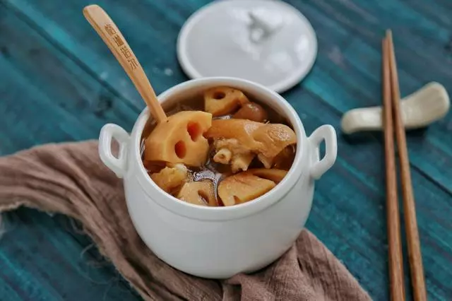 這樣做的蓮藕豬蹄湯,一點膻味兒都沒有,這裡面的訣竅,很多人都不知道
