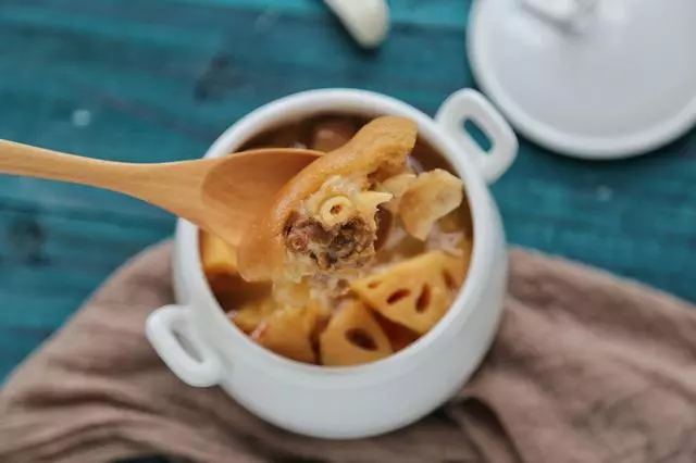 這樣做的蓮藕豬蹄湯,一點膻味兒都沒有,這裡面的訣竅,很多人都不知道