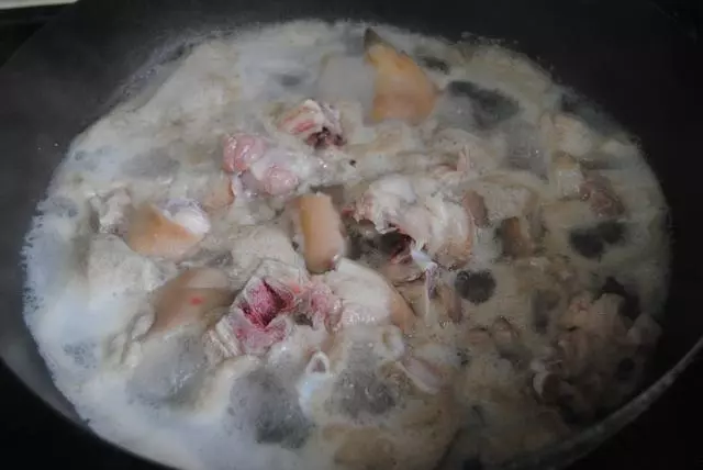 這樣做的蓮藕豬蹄湯,一點膻味兒都沒有,這裡面的訣竅,很多人都不知道
