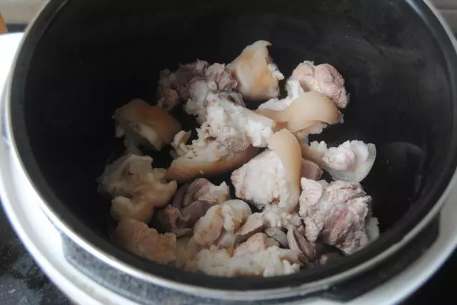 這樣做的蓮藕豬蹄湯,一點膻味兒都沒有,這裡面的訣竅,很多人都不知道