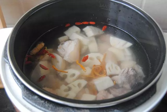 這樣做的蓮藕豬蹄湯,一點膻味兒都沒有,這裡面的訣竅,很多人都不知道