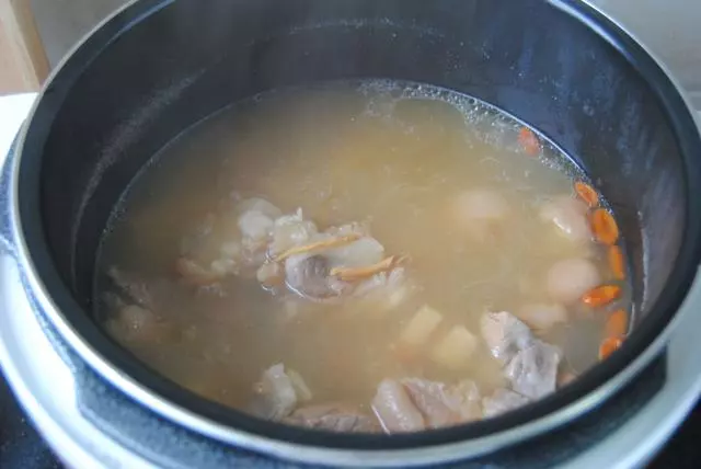 這樣做的蓮藕豬蹄湯,一點膻味兒都沒有,這裡面的訣竅,很多人都不知道