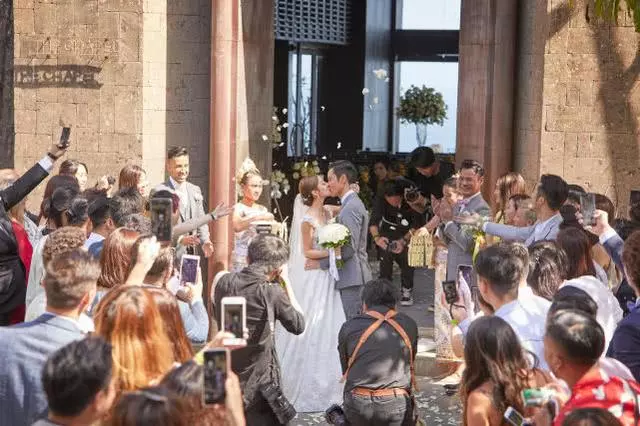 鄭嘉穎夫婦婚後首現身 全程拿行李寵妻狂魔已上線