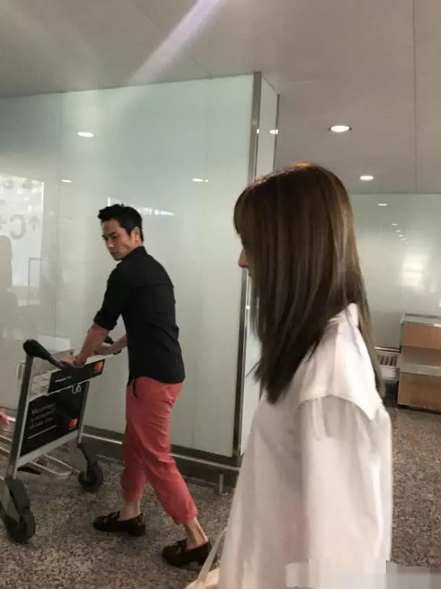 鄭嘉穎夫婦婚後首現身 全程拿行李寵妻狂魔已上線