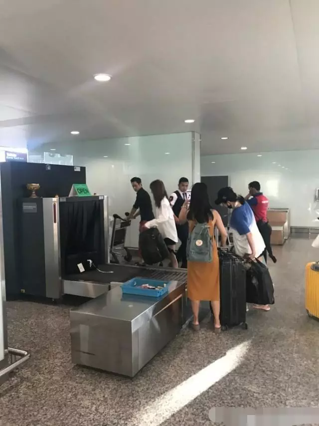 鄭嘉穎夫婦婚後首現身 全程拿行李寵妻狂魔已上線