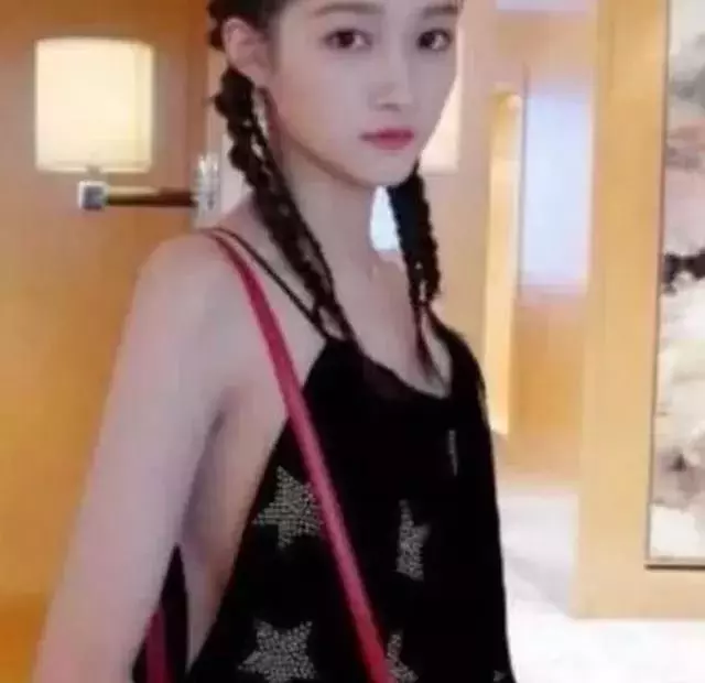 關曉彤曬照卻秒刪,背後的鏡子裡你看到了什麼?網友:看不下去了...!