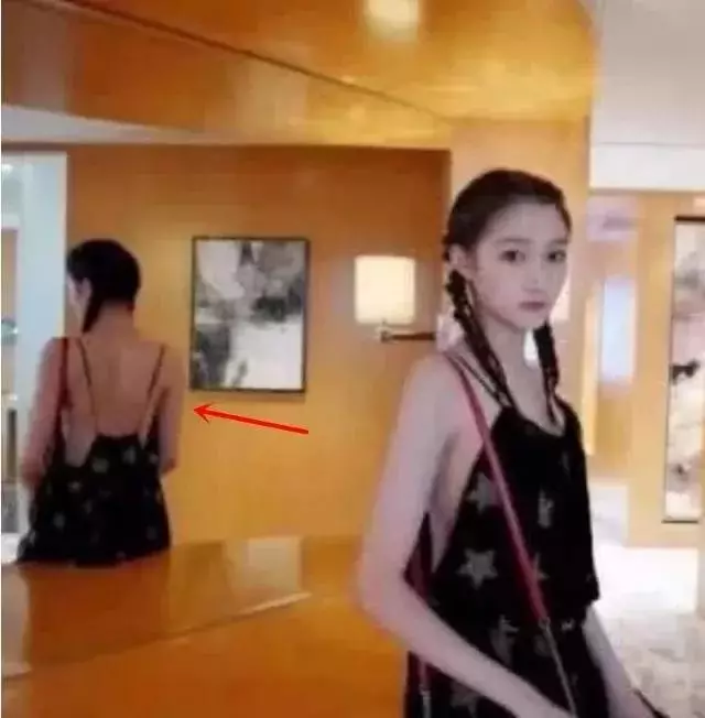 關曉彤曬照卻秒刪,背後的鏡子裡你看到了什麼?網友:看不下去了...!