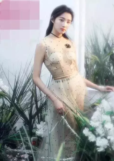關曉彤曬照卻秒刪,背後的鏡子裡你看到了什麼?網友:看不下去了...!