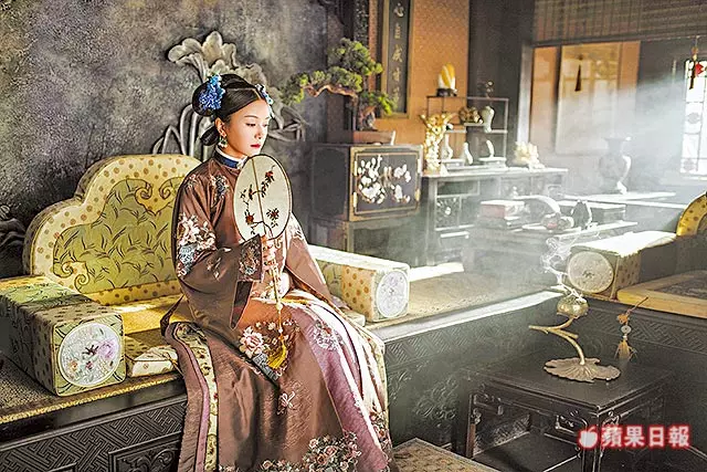 【富察皇后鳳袍下的馬甲線】37歲的秦嵐現實中超瘦,而且還是搞怪女王! 網友:反差好大好可愛!