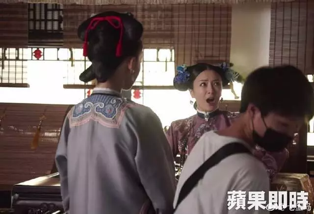 【富察皇后鳳袍下的馬甲線】37歲的秦嵐現實中超瘦,而且還是搞怪女王! 網友:反差好大好可愛!