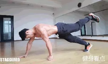 雙胞胎挑戰每天50個俯臥撐加平板支撐,堅持90天看效果