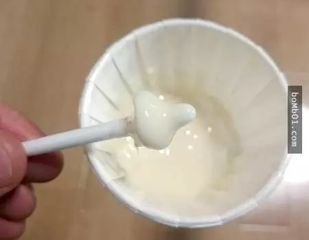 大膽網友犧牲自己替大家試驗「蜜蠟除鼻毛」的效果，結果當棍子一拔出來…超壯觀的！