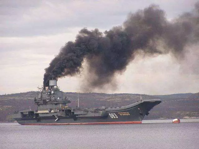 各國航母艦載人員規模:美國6000人,俄2000人,中國遼寧艦是多少 !