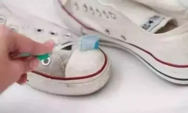 牙膏皮不要扔,剪一剪放廚房,解決家家戶戶困擾的問題