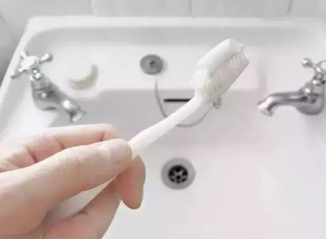 牙膏皮不要扔,剪一剪放廚房,解決家家戶戶困擾的問題