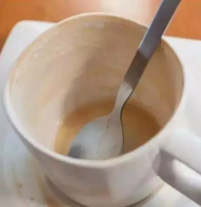 牙膏皮不要扔,剪一剪放廚房,解決家家戶戶困擾的問題