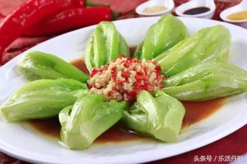 75歲老人下地幹活不累,就是常吃這些野菜,能潤五臟、延年益壽