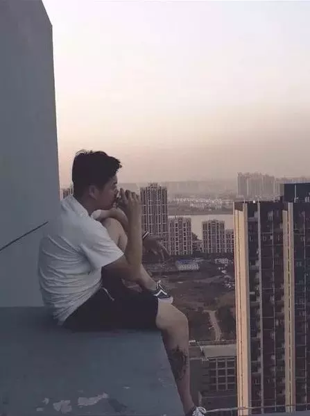 致前任:敬往事一杯酒,再愛也不要回頭了。