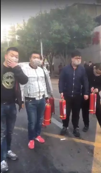 喜事變白事!兄弟團用滅火器對準噴射!新郎當場被玩死!(內附視頻)
