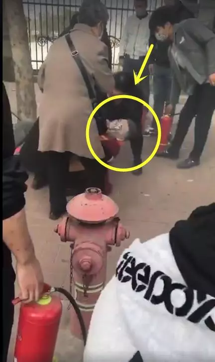 喜事變白事!兄弟團用滅火器對準噴射!新郎當場被玩死!(內附視頻)